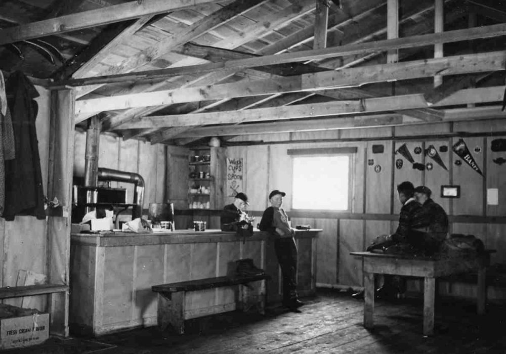 EASTCOTT_100-inside-amber-cabin