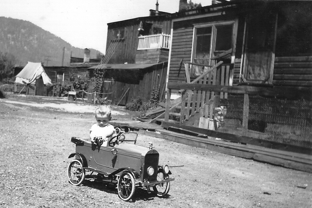 Hotel Rear ca1933 (Dave Brown in car)